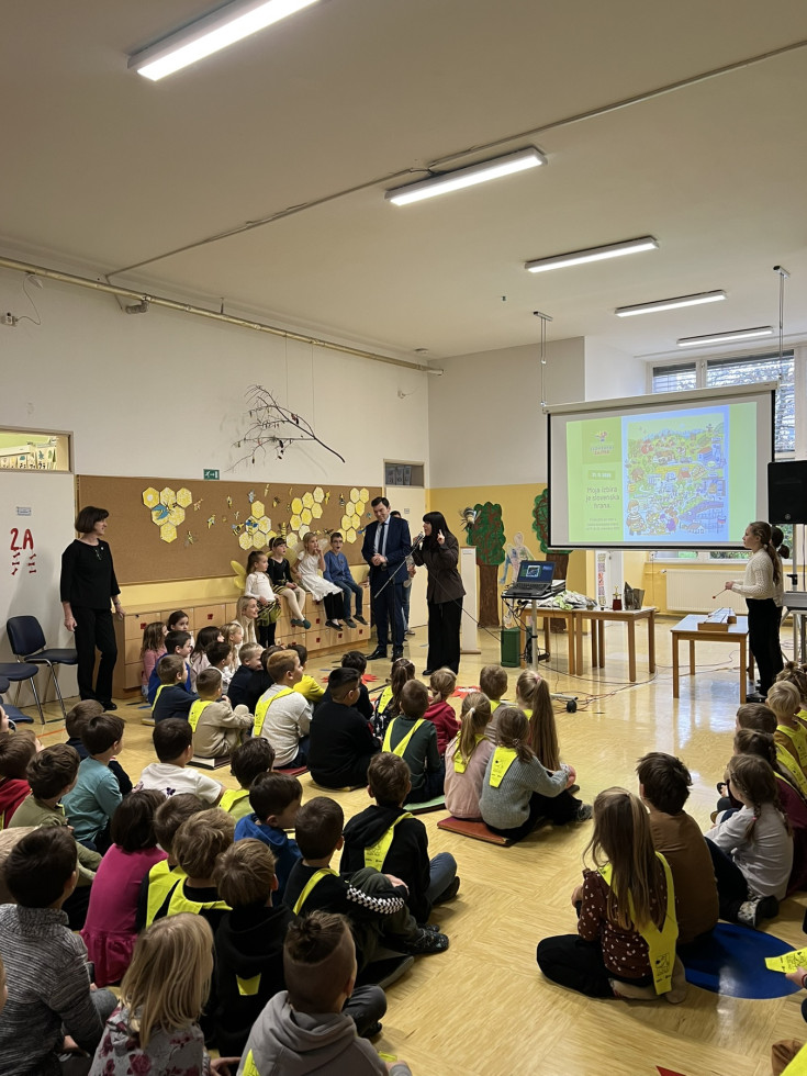 Minister nagovarja učenke in učence.