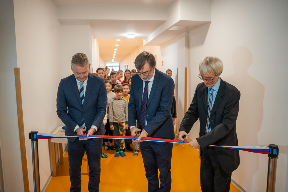Minister dr. Darjo Felda reže slavnosti trak ob odprtju prizidka k Tretji osnovni šoli Slovenj Gradec skupaj z županom mestne občine Slovenj Gradec, gospodom Tilnom Kluglerjem in ravnateljem mag. Aljošo Lavrinškom.