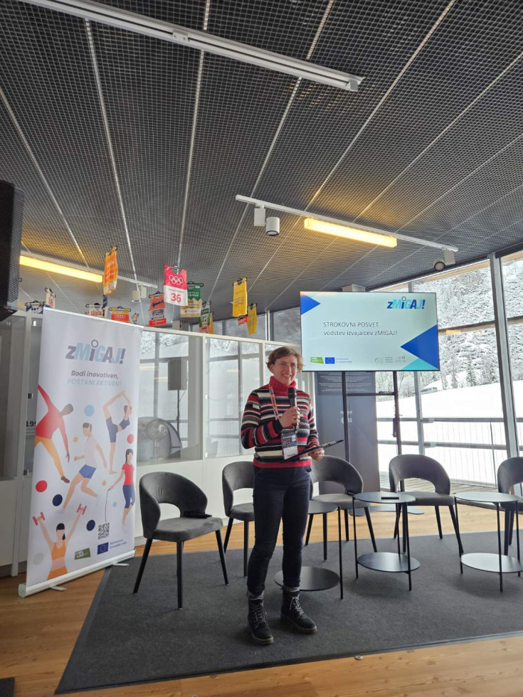 Direktorica nagovarja udeležence.