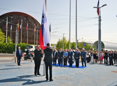 Dvigovanje slovenske zastave s strani častne garde.