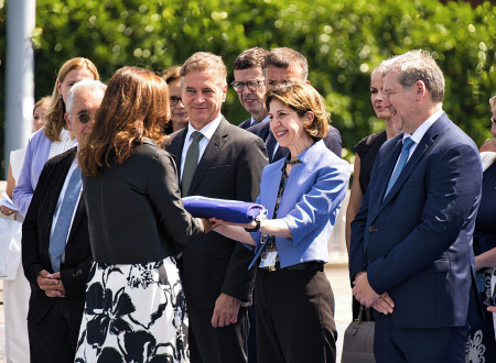 Generalna direktorica Cerna dr. Fabiola Gianotti ob predaji slovenske zastave, okoli častni gostje ob začetku slovesnosti.
