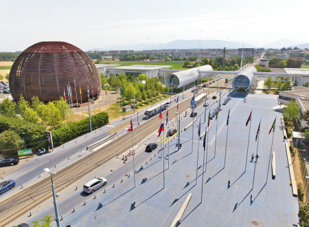 Pogled s ptičje perspektive na Esplanade des Particules v Ženevi v Cernu, kjer plapola tudi slovenka zastava.