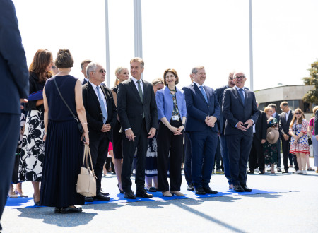 Častni gostje ob začetku slovesnosti ob dvigu slovenske zastave.