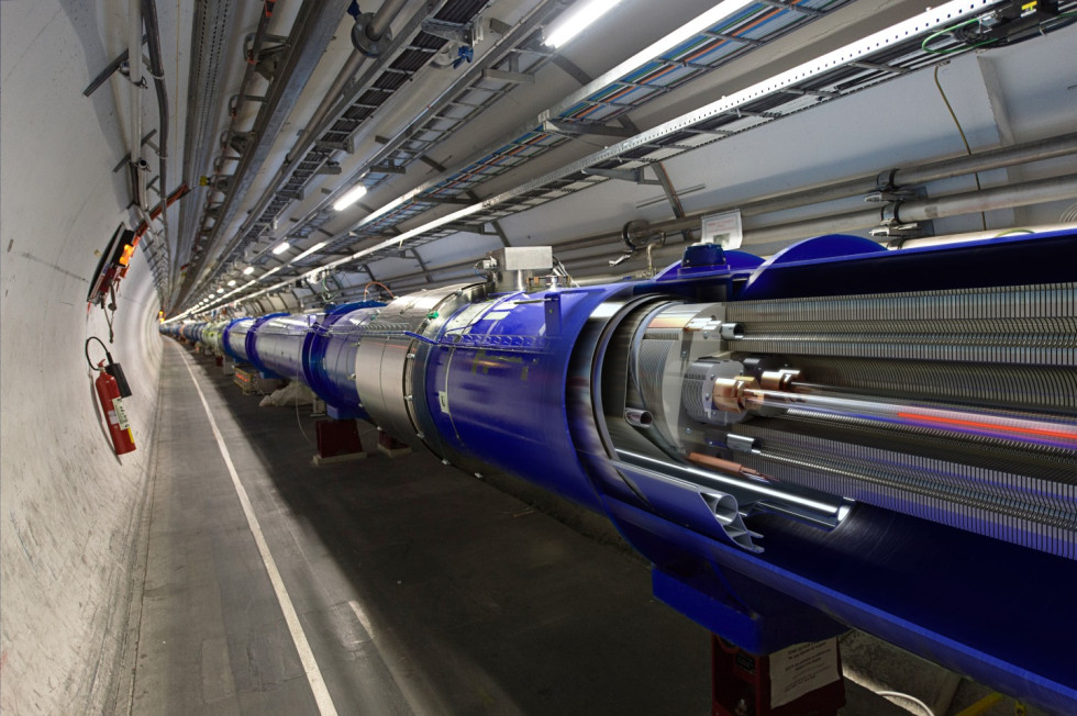 Veliki hadronski trkalnik v CERN-u z vidno strojno opremo.
