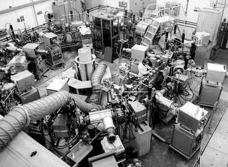 Črno bela fotografija pospeševalnika v CERN-u.
