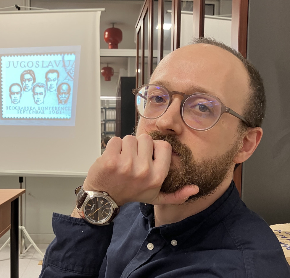 Portret Agustína Cosovschi, v ozadju platno s projekcijo.