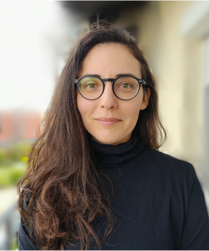 Portret Jasmine Šepetavc za zamegljenim ozadjem.