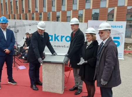 Minister dr. Papič in rektor dr. Majdič med polaganjem temeljnega kamna za novo Medicinsko fakulteto.
