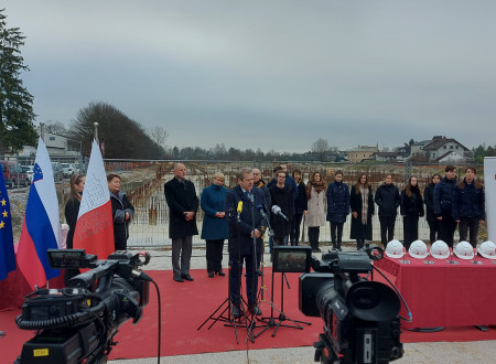 Minister dr. Papič med slavnostnim nagovorom, v ozadju gostje in pevski zbor.