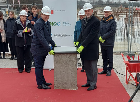 Minister dr. Papič in rektor dr. Majdič s ploščo na temeljnem kamnu, v ozadju temelji nove zgradbe.