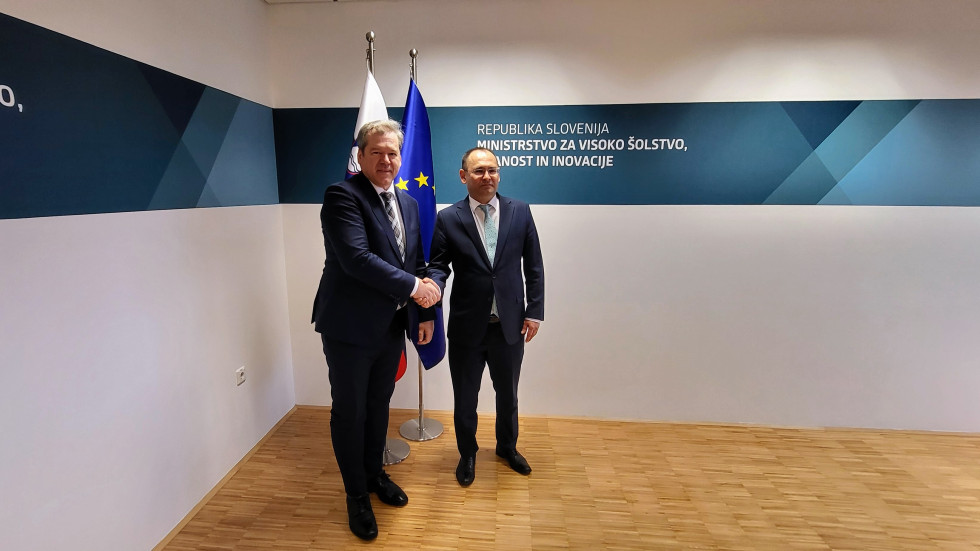 Minister za visoko šolstvo, znanost in inovacije dr. Igor Papič in veleposlanik Republike Uzbekistan njegova ekscelenca Aybek Shakhavdinov