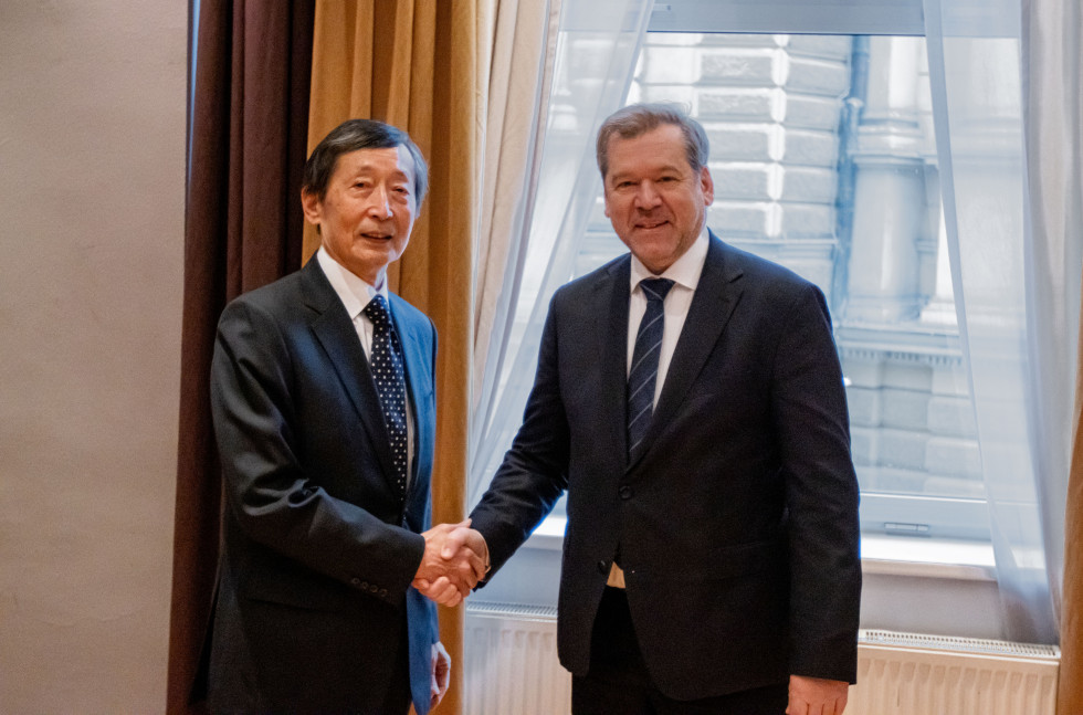 Minister  dr. Igor Papič in vodja japonske delegacije, veleposlanik za znanstveno in tehnološko sodelovanje na japonskem ministrstvu za zunanje zadeve Hiroshi Kawamura se rokujeta.