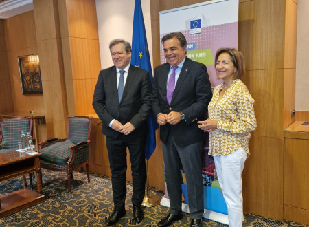 Skupinska fotografija ministra s podpredsednikom Evropske komisije Margaritisom Schinasom in generalno direktorico za izobraževanje, mlade, kulturo in šport na Evropski komisiji Themis Christophidou.