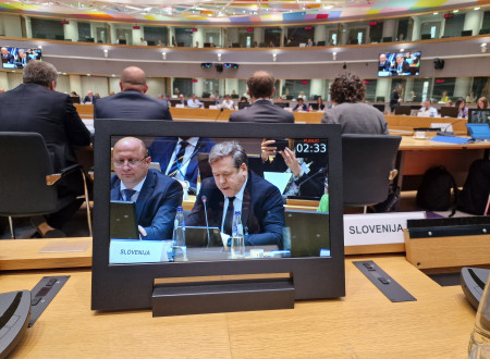 Minister dr. Papič na zaslonu ob razpravi na zasedanja Sveta za konkurenčnost v sestavi ministrov in ministric, pristojnih za raziskave.