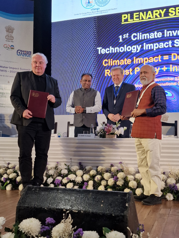 Skupinska fotografija ob podpisani listini. Na fotografiji prof. dr. Tomaž Rodič, Asok Kumar, minister dr. Papič in dr. Vinod Tare.