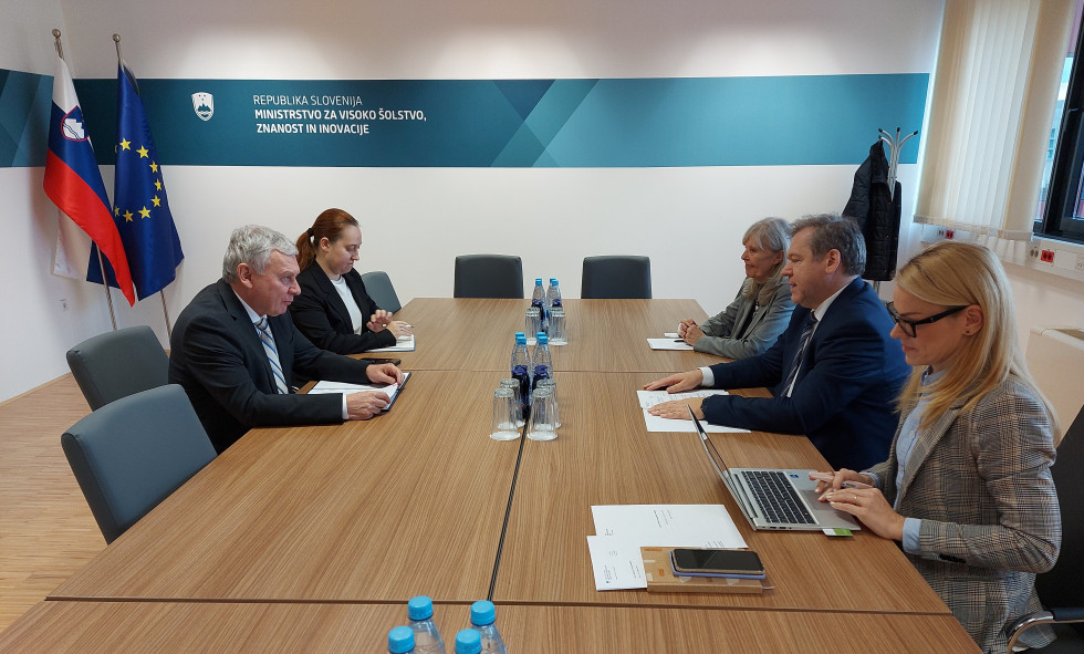 Minister dr. Papič za mizo na sestanku z ukrajinskim veleposlanikom.