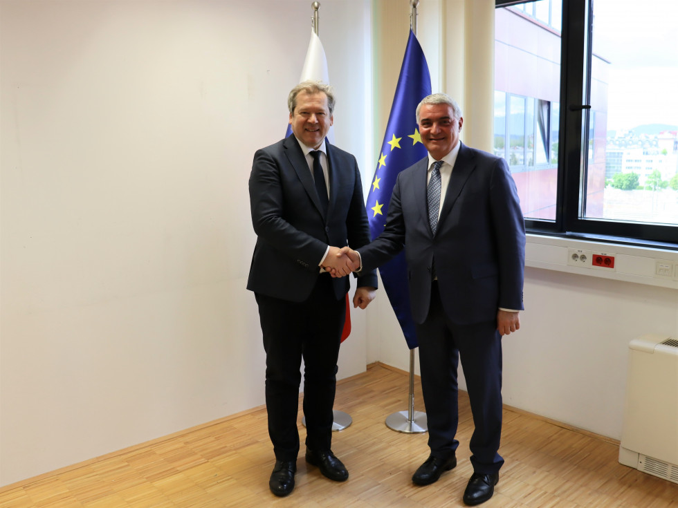 Fotografija rokovanja ministra dr. Papiča z armenskim veleposlanikom Hovakimianom.
