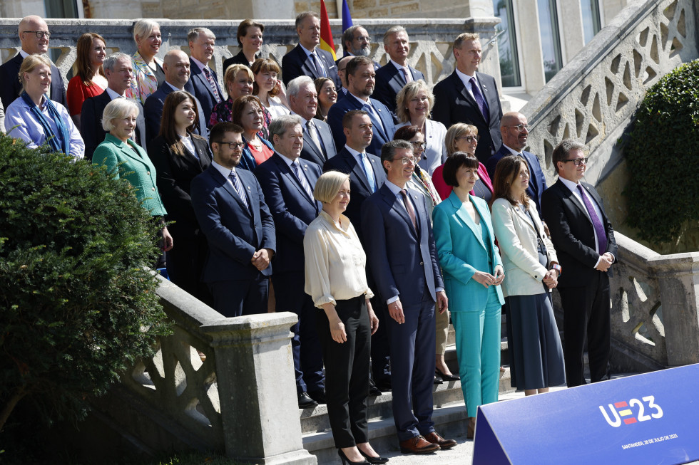 Skupinska fotografija neformalnega srečanja ministrov in ministric, pristojnih za raziskave.