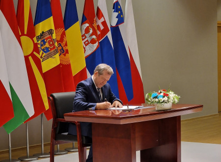 Minister dr. Papič ob podpisu Sporazuma o srednjeevropskem programu meduniverzitetne izmenjave. 