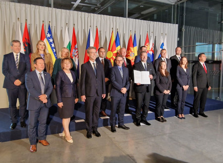 Skupinska slika ministrov, pristojnih za visoko šolstvo, po podpisu Sporazuma o srednjeevropskem programu meduniverzitetne izmenjave. 