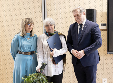 Direktorica dr. Maja Ravnikar, minister dr. Papič in prejemnica nagrade Miroslava Zeia za življenjsko delo dr. Meta Virant-Doberlet.