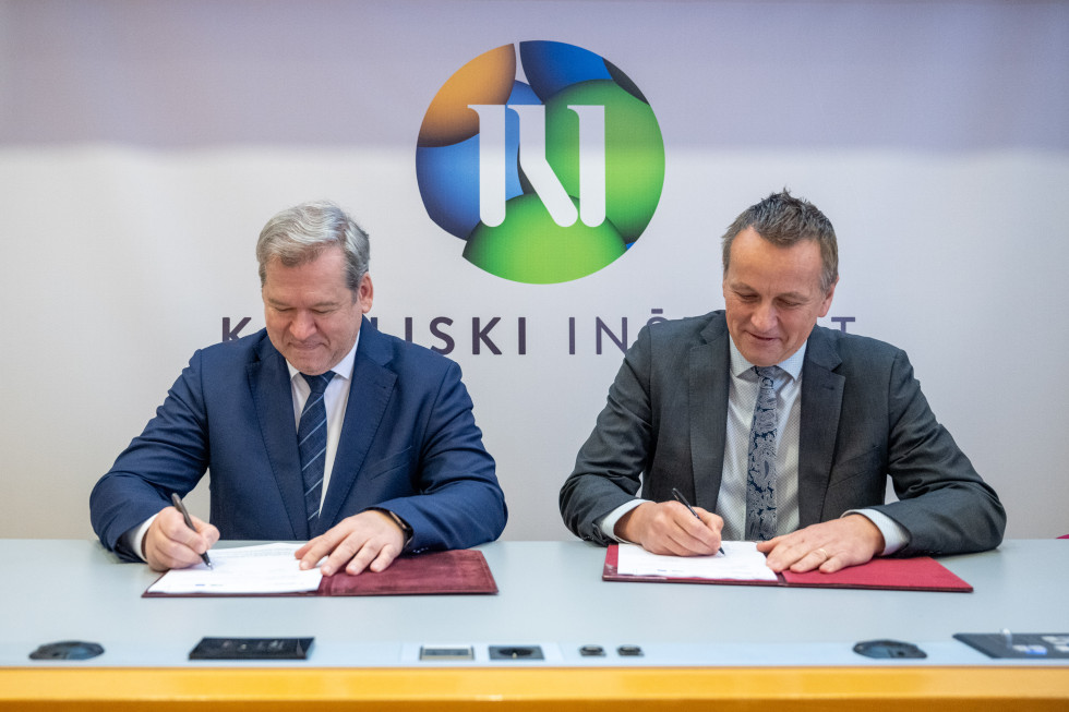 Minister Papič in direktor Kemijskega inštituta podpisujeta pogodbo o sofinanciranju Centra za tehnologije genske in celične terapije