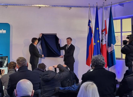 Odkritje temeljnega kamna za Center odličnosti za fotonske, mikro in nano elektronske tehnologije Univerze v Mariboru.