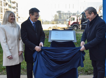 Rektor dr. Kačič in minister dr. Papič ob temeljnem kamnu.