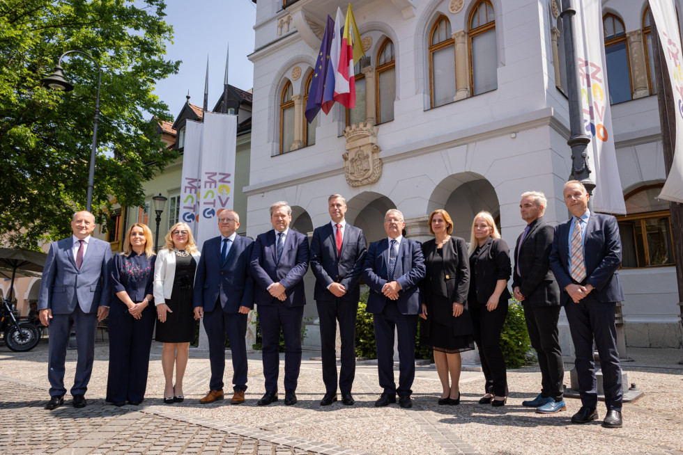 Podpisniki pisma o nameri o ustanovitvi javne Univerze v Novem mestu 10. junija 2025.