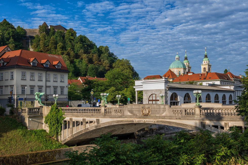  Zmajski most s Plečnikovo tržnico, v ozadju ljubljanski grad.
