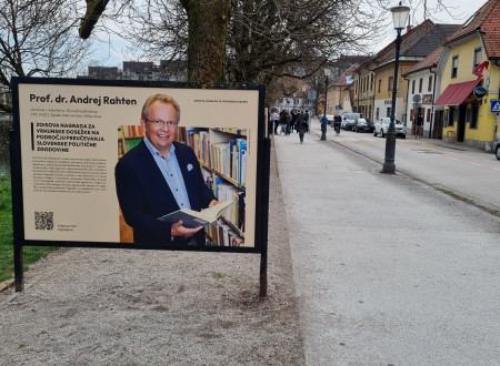 Razstavni pano predstavlja enega od prejemnikov državnih nagrad za znanost, ki je prikazan ob svojem raziskovalnem delu.