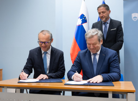 Prof. dr. Polh in minister Papič med podpisovanjem pogodbe, v ozadju stoji podpredsednik vlade Klemen Boštjančič.