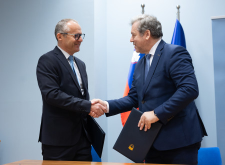 Prof. dr. Polh in minister Papič med rokovanjem po podpisu pogodbe.