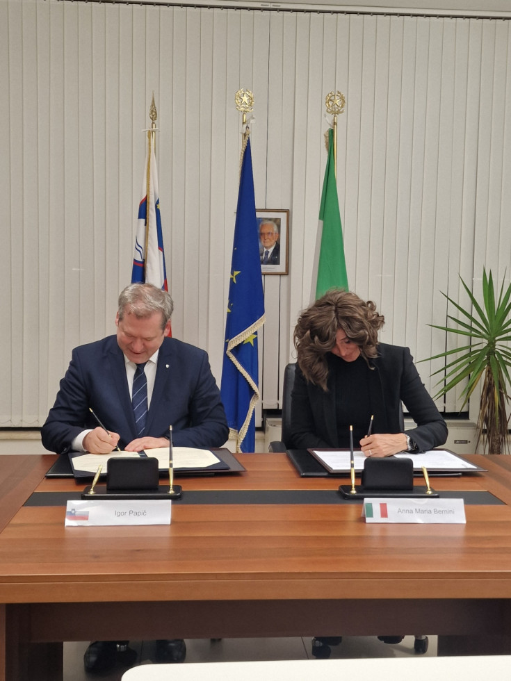 Podpis Memorandum o sodelovanju na področju raziskav in inovacij, ki sta ga podpisala slovenski minister Igor Papič in italijanska ministrica Anna Maria Bernini