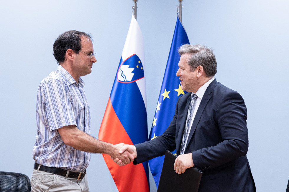 Predsednik Visokošolskega sindikata Slovenije dr. Gorazd Kovačič in minister za visoko šolstvo, znanost in inovacije dr. Igor Papič