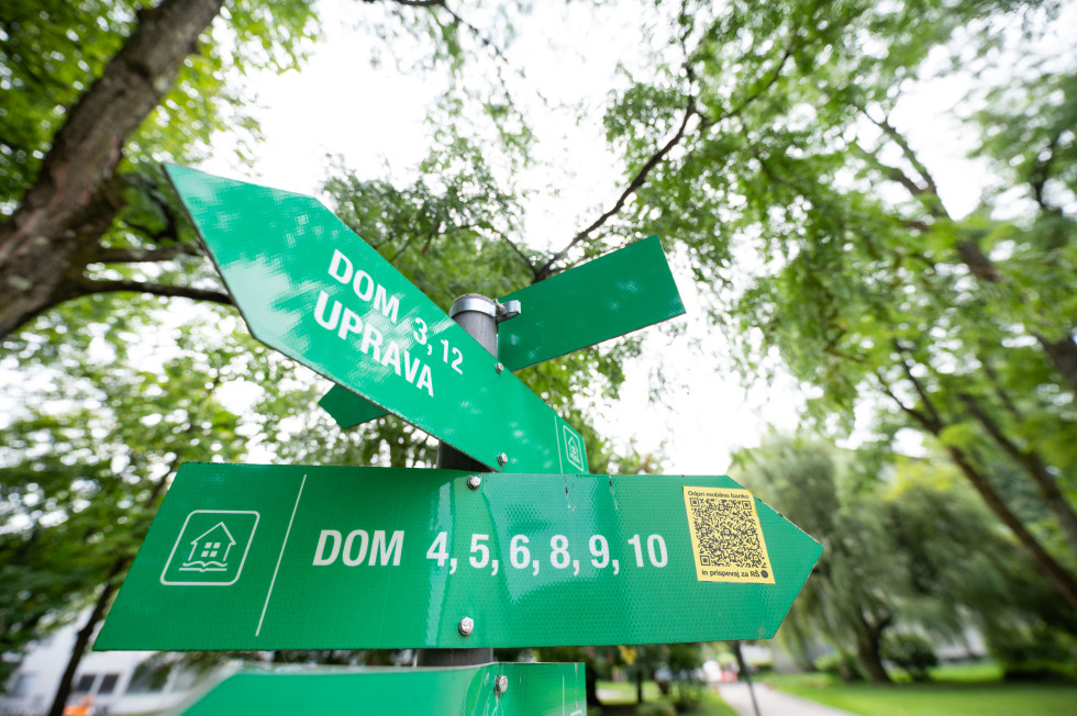 Smerokaz v študentskem naselju Rožna dolina.