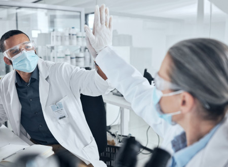  Znanstvenica in znanstvenik v laboratoriju
