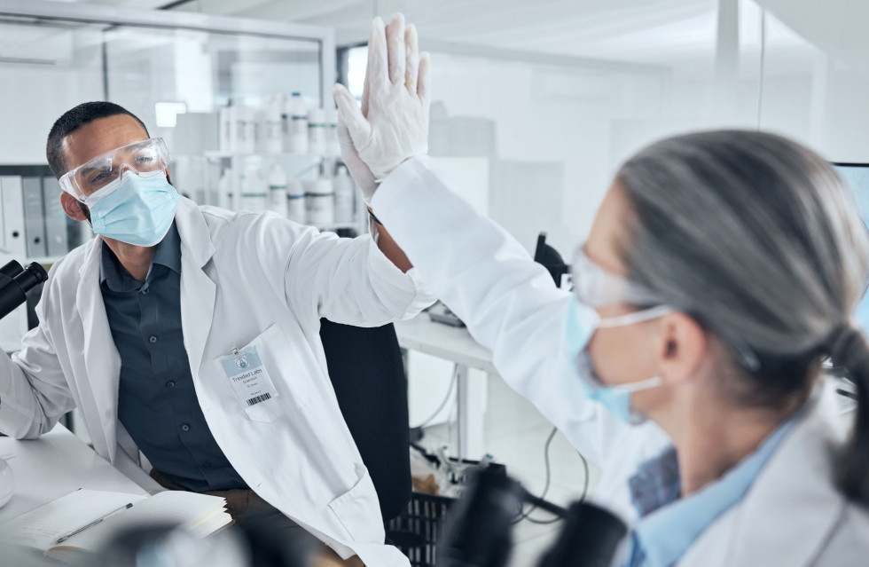 Znanstvenica in znanstvenik v laboratoriju