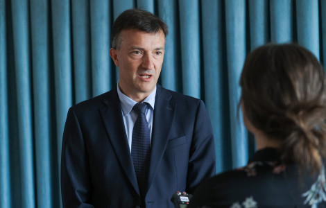 Dr. Gasparič STA (Dr Jure Gašparič, State Secretary for Science and Innovation at the Ministry of Higher Education, Science and Innovation, making a statement to the press.)