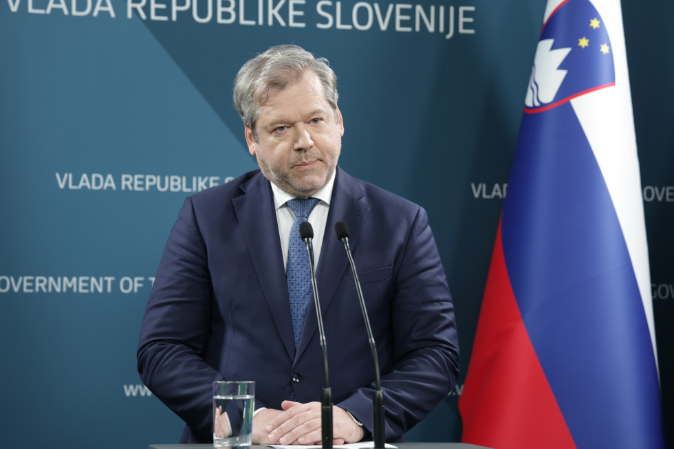 Minister dr. Igor Papič ob predstavitvi novele Zakona o znanstvenoraziskovalni in inovacijski dejavnosti na novinarski konferenci.