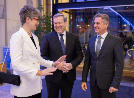 Prof. dr. Nataša Vaupotič, minister dr. Papič in premier dr. Golob pred začetkom slavnostne podelitve.