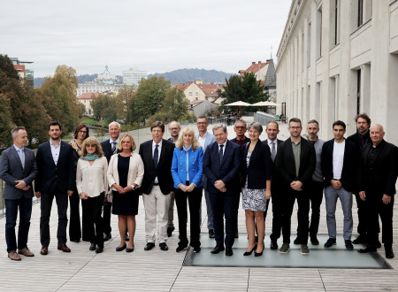 Skupinska fotografiji nagrajenk in nagrajencev na terasi centra Rog. V ozadju veduta Ljubljane.