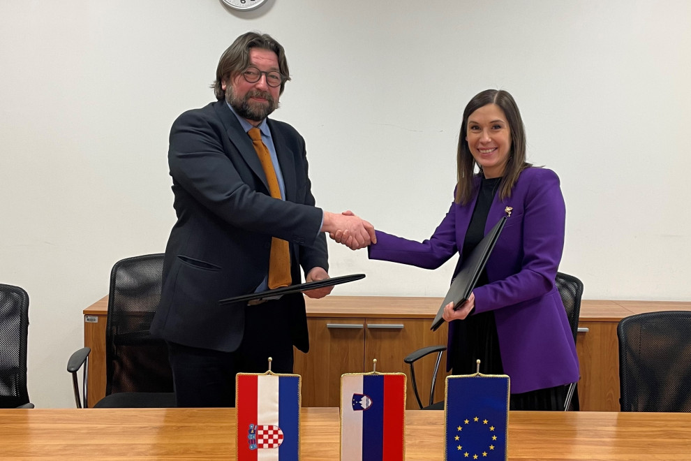 Vodja slovenske delegacije Tina Vuga in vodja hrvaške delegacije Staša Skenžić.