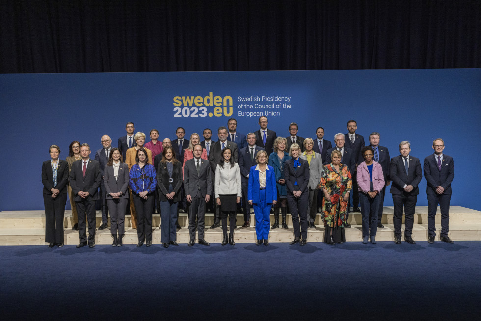 Group photo of ministers responsible for research following the meeting of the Competitiveness Council