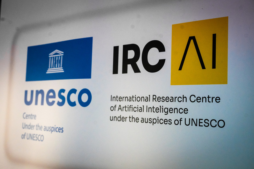 Predstavitvena tabla Mednarodnega raziskovalnega centra za umetno inteligenco pod okriljem UNESCO IRCAI.