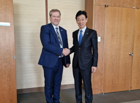 Dr. Papič pri rokovanju japonskim ministrom za gospodarstvo, trgovino in industrijo (METI) Yasutoshijem Nishimuro.