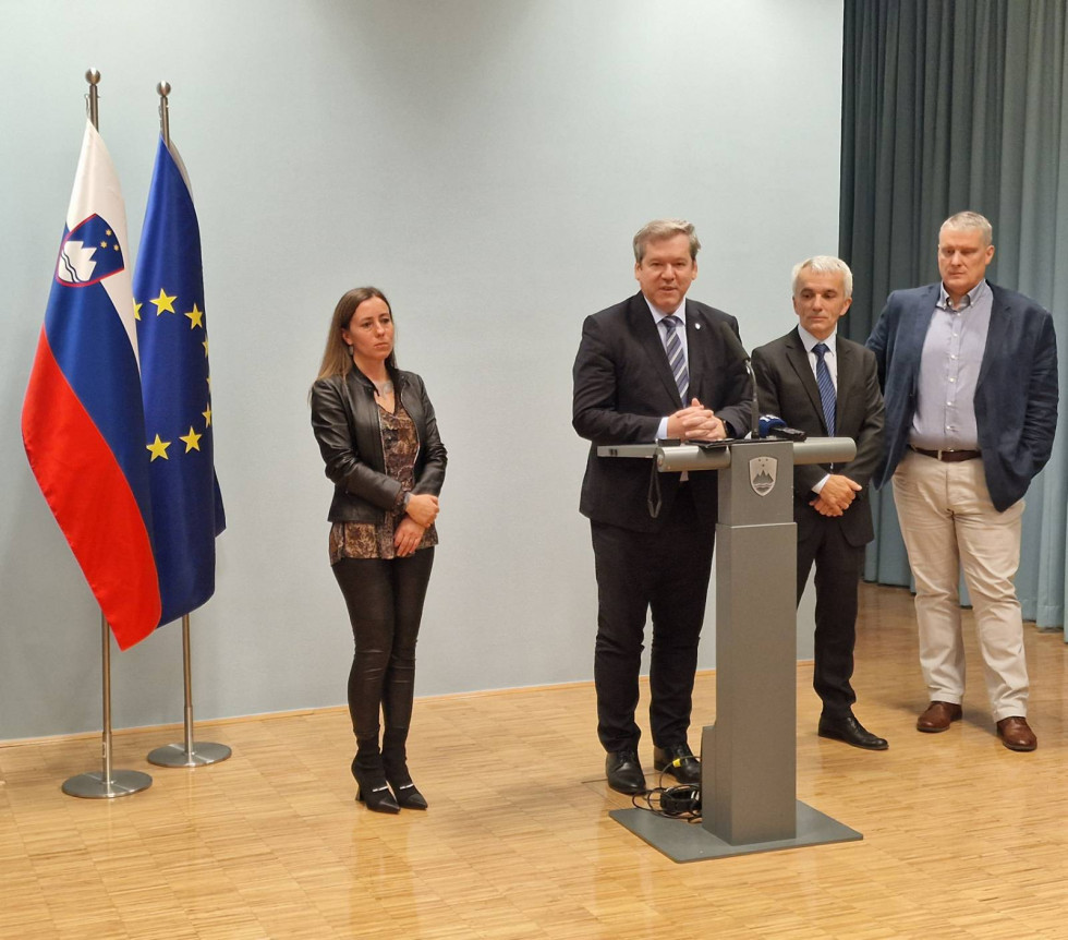 Na sliki minister Papič s predstavniki vodstev univerz na Primorskem, v Ljubljani in v Mariboru.