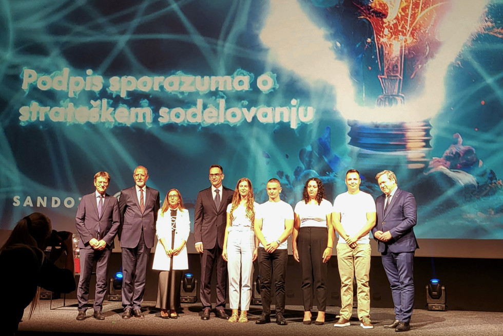 Skupinska fotografija po podpisu sporazuma o sodelovanju z Univerzo v Ljubljani, Univerzo v Mariboru in Univerzo na Primorskem.