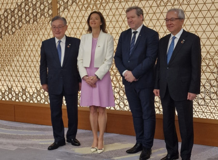 Skupinska fotografija ministrice Fajon in ministra dr. Papiča s predstavnikoma japonske poslovne zveze.