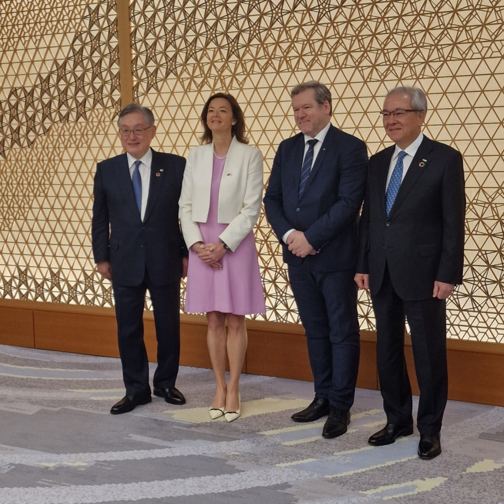 Skupinska fotografija ministrice Fajon in ministra dr. Papiča s predstavnikoma japonske poslovne zveze.